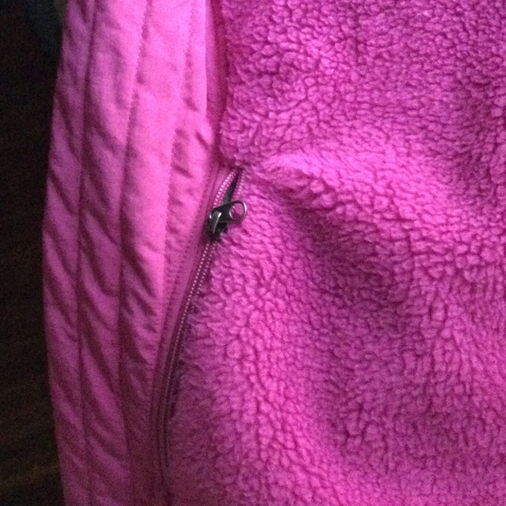 Patagonia Women’s Pink Sherpa Fleece Vest - Picture 4 of 5